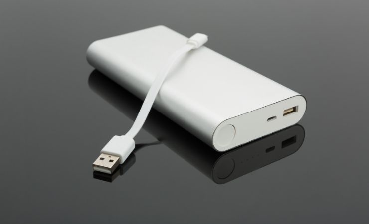 power bank su superficie grigia
